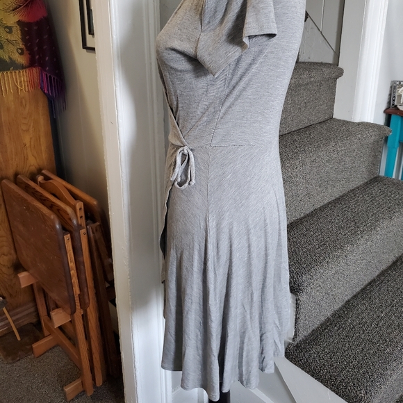 ROLLER COASTER~ GRAY SHORT SLEEVE V-NECK WRAP DRESS! - Picture 8 of 16